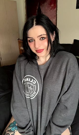 Busty Babe Reveals Her Tits for a Bright and Happy Day'