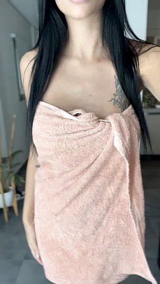 Hot Chick Shows Off Her Tits on OnlyFans'
