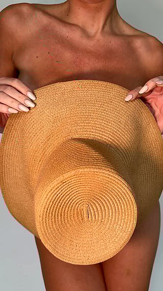 Big Tits Reveal: Nude OnlyFans Model Shows Off Her Busty Goods'