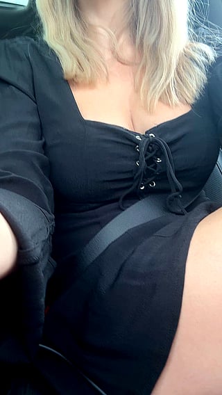 Big Tits Flashing in Car: Hope No Accident'
