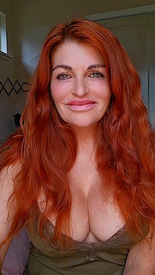 Redhead MILF with Huge Tits and Thick Lips'