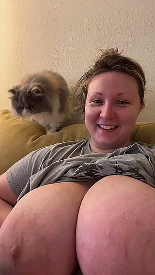 [Image] Boobs and cats, what's your problem?!'