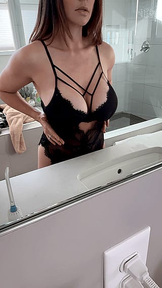 Just pulling my milf tits out (reveal)'