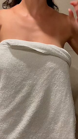 Attention! There is a busty mom behind her towel [reveal]'