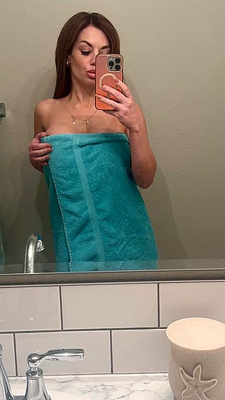 I think you like it more after I dropped my towel. [reveal]'