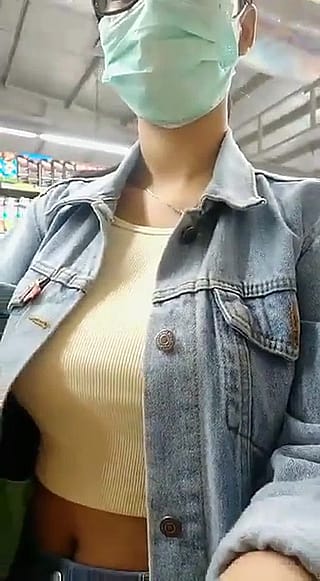 Supermarket titty drop'