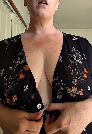 MILF boob reveal'