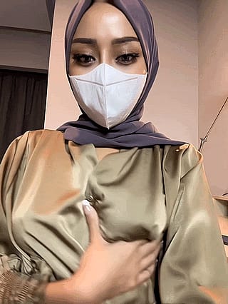 Muslimah boobs reveal (Yah I know they're a bit dark ?)'