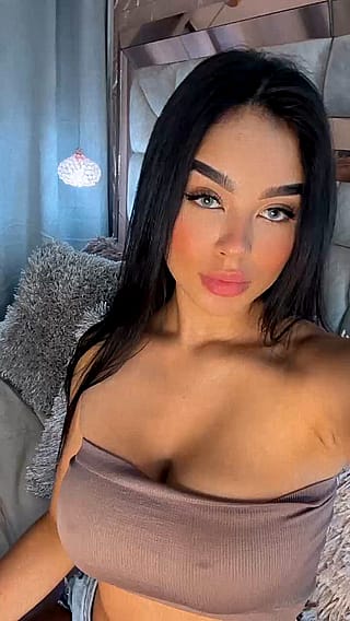 Colombian beauty drops unexpected bimbo tits'