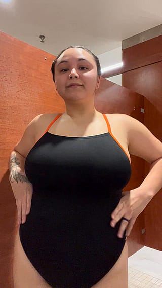 Titty drop in public gym locker room 😈'