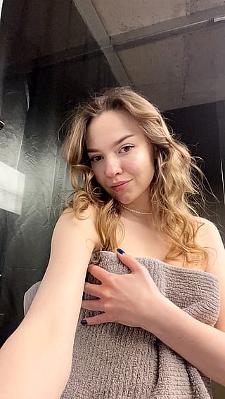 Aftershower titty reveal'