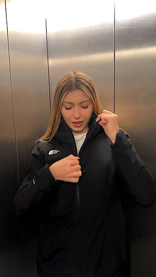 Decided to bare her tits in the elevator(drop)'