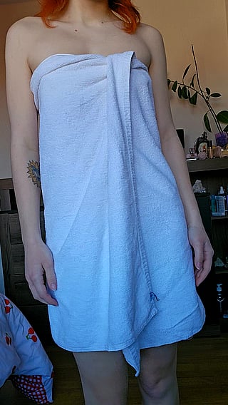Towel Drop: Cute Amateur Tease'