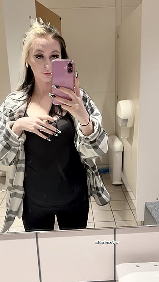 Flashing Boobs Anywhere I Go: Pregnant Lady Shows Off Her Tits in Public'