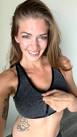 Big Tits Boobs Reveal: Cute MILF Tease'